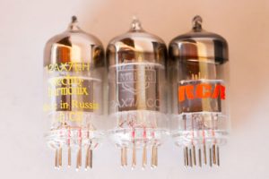 3 válvulas 12ax7: Uma Electro-Harmonix, uma Mullard e uma RCA 